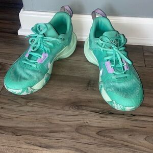 Men’s size 7 ( also considered big kids size 7) basketball shoes